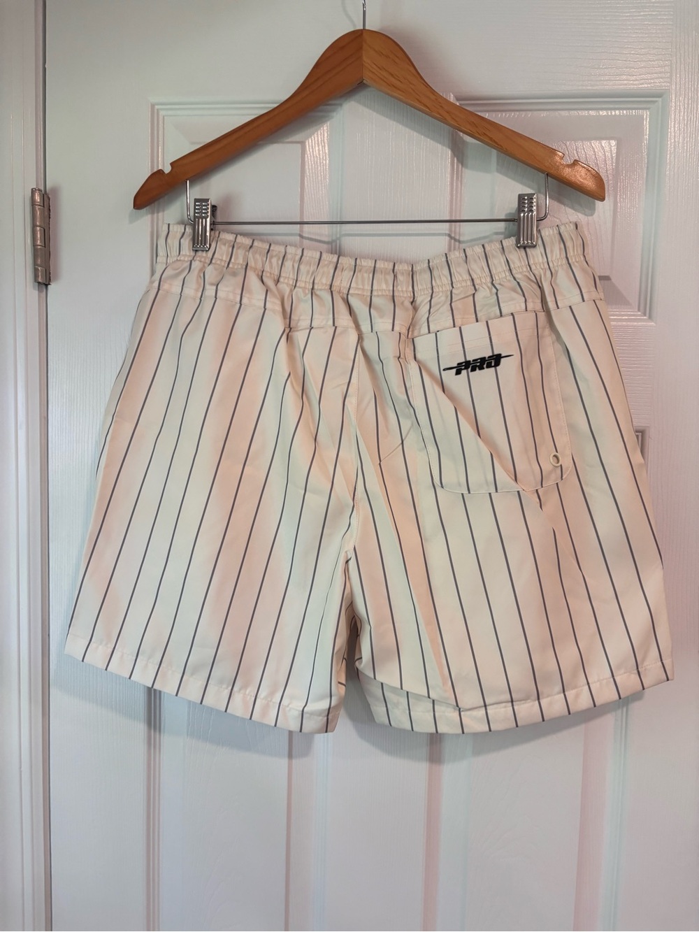 Phillies Pro Standard men's shorts size large NWT - Picture 2 of 4